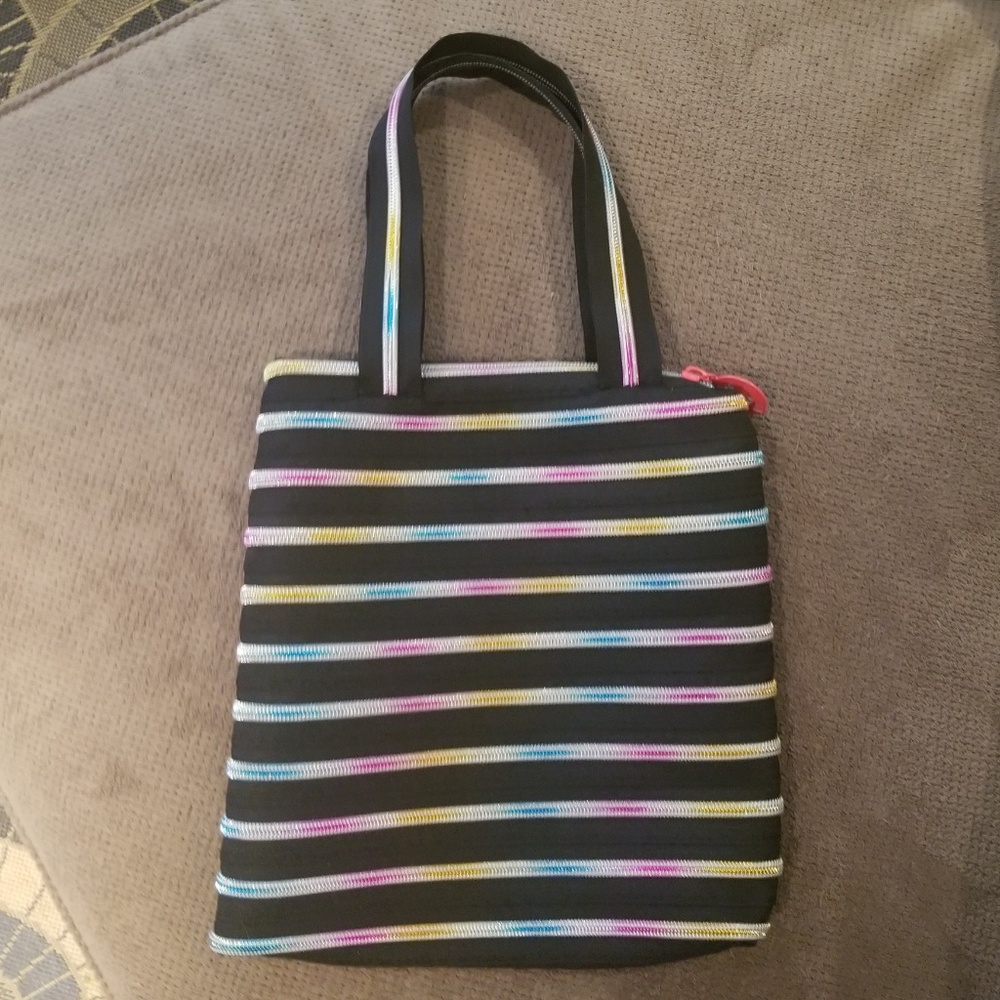 🧁 NWOT ZIPIT tote.